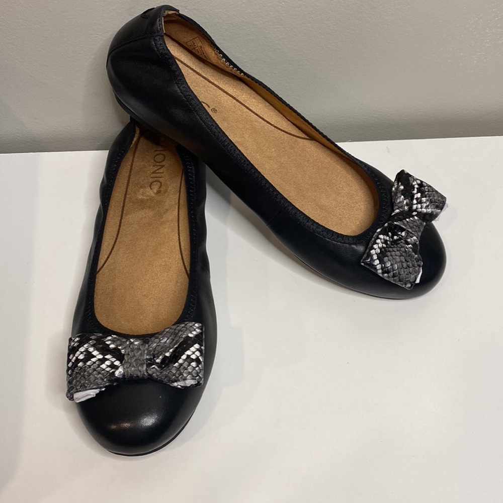 NEW Vionic Black Leather Zelda Ballet Flats with Snake Skin Bow Detail Size 7